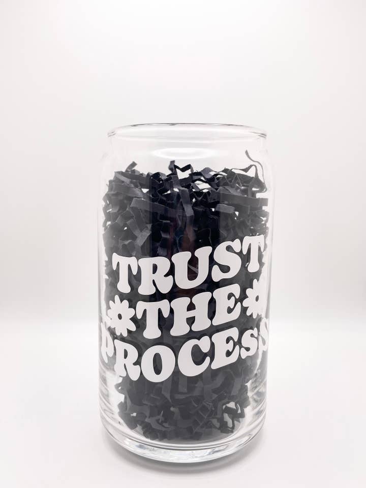 Tazza di vetro motivazionale bianca Trust the Process per la vendita all'ingrosso da parte di Jeanne Mari & Co
