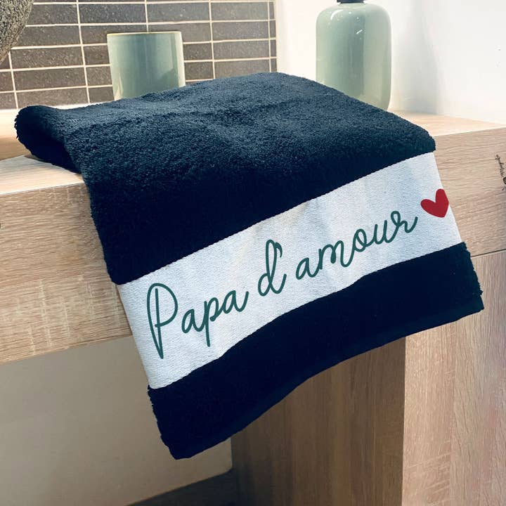 Asciugamano in cotone nero «papà d'amore» - regalo per papà per la vendita all'ingrosso da parte di La vie en magenta