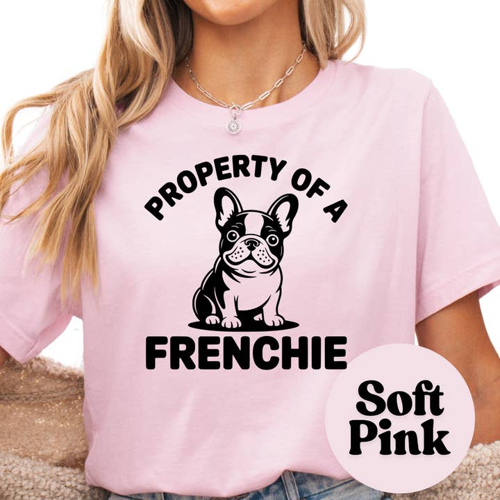 Egendom av en Frenchie-tröja, Fransk Bulldog Hundmamma T-shirt, Söt Djurälskare Tröja, Frenchie Ägare Gåva, Unisex T-shirt, Hundras Grafisk T-shirt för wholesale av Epic Life - Designed