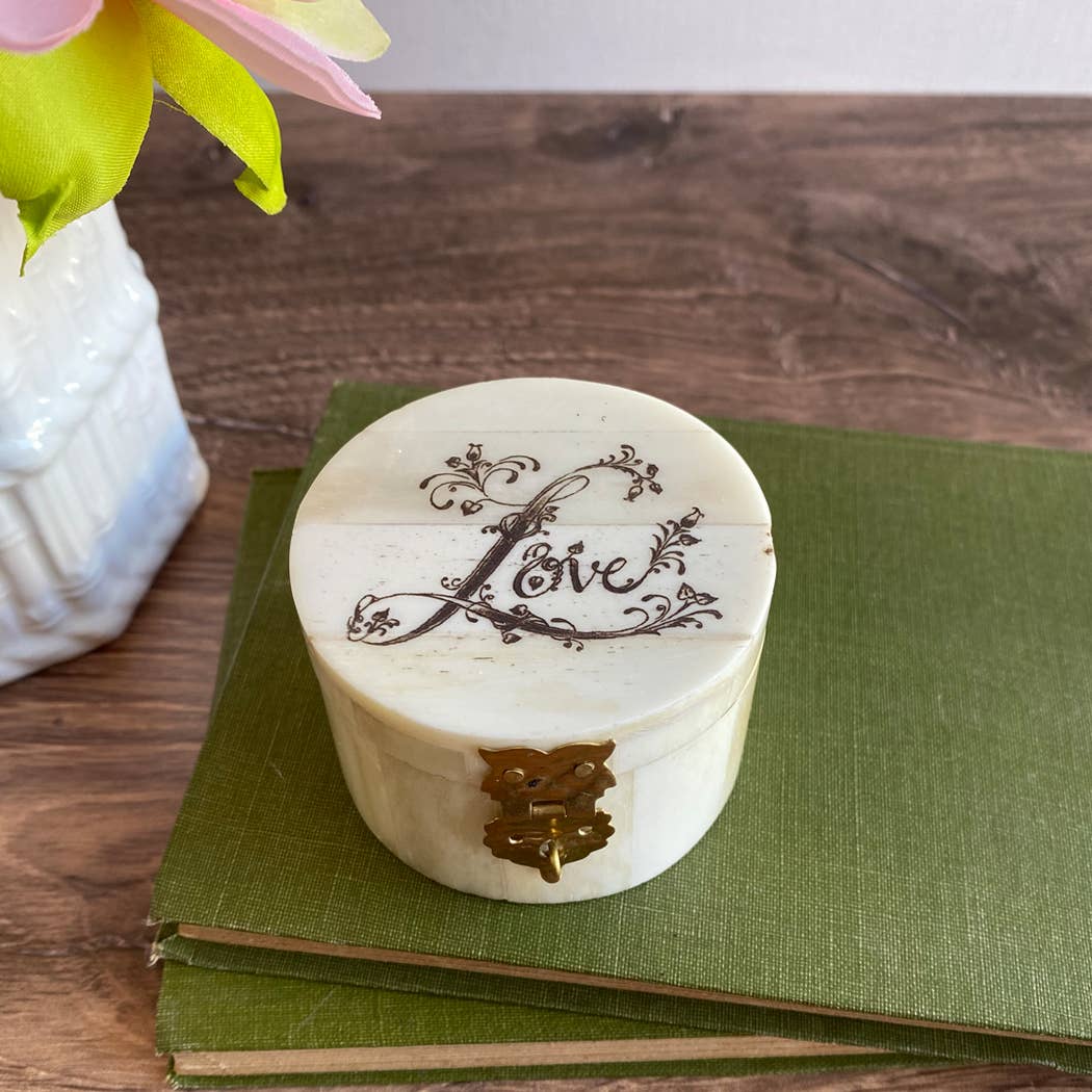 Madison Bay Co. - Historical Home Decor Reproductions – Organizador/caixa de joias por atacado – Caixa redonda para anel em osso, gravada com "Love" - 5,7 cm2