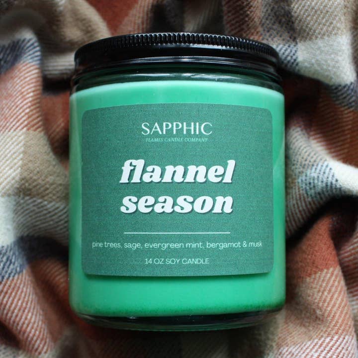 Flanellsäsong: Doftande sojavaxljus i återvunnen glasburk för wholesale av Sapphic Flames