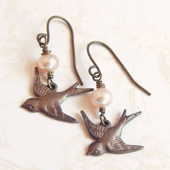 Sparrow Bird øreringe med rødmeperler for engroshandel hos The green antique trunk