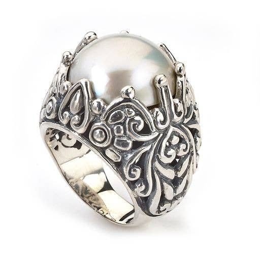 Bague Paisley perle blanche ronde SS Mabe. pour la vente par Eli Pebble