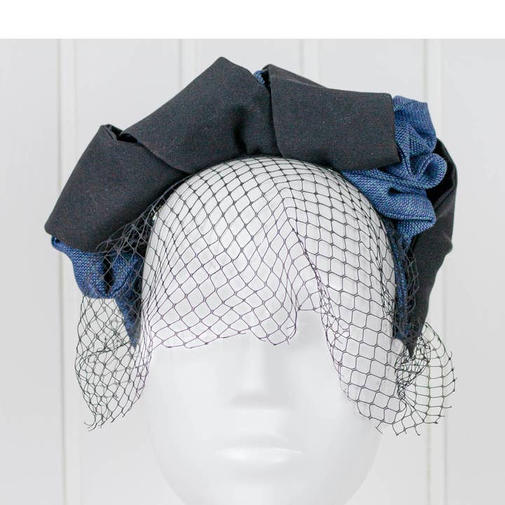 Alicebånd Josefine med tungt foldet design og hængslet slør for engroshandel hos Angelika Kauffmann