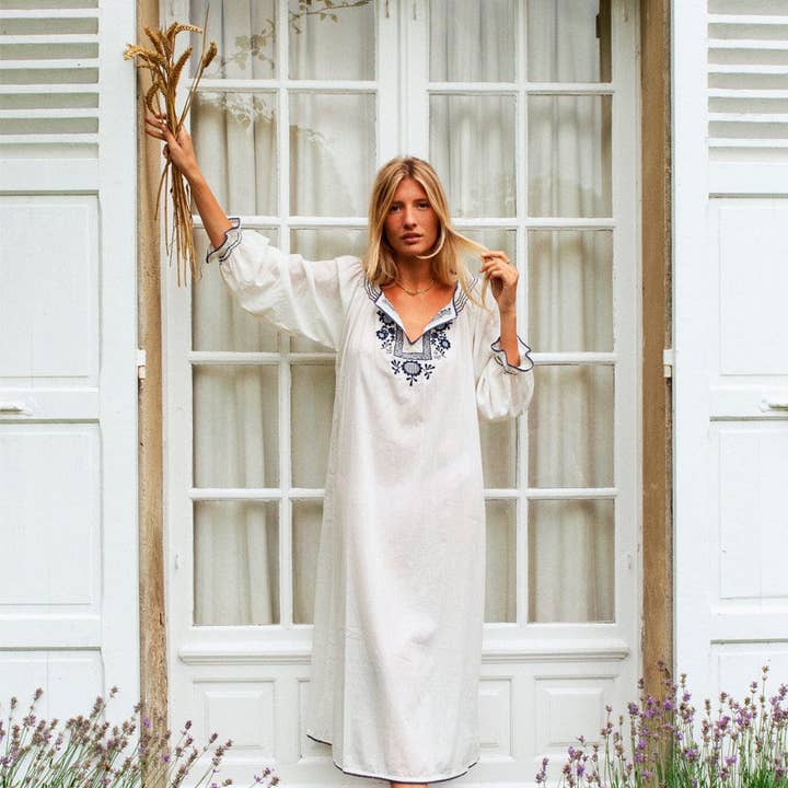 Abito lungo con ricamo blu bianco Zoe per la vendita all'ingrosso da parte di GERMAINE DES PRES