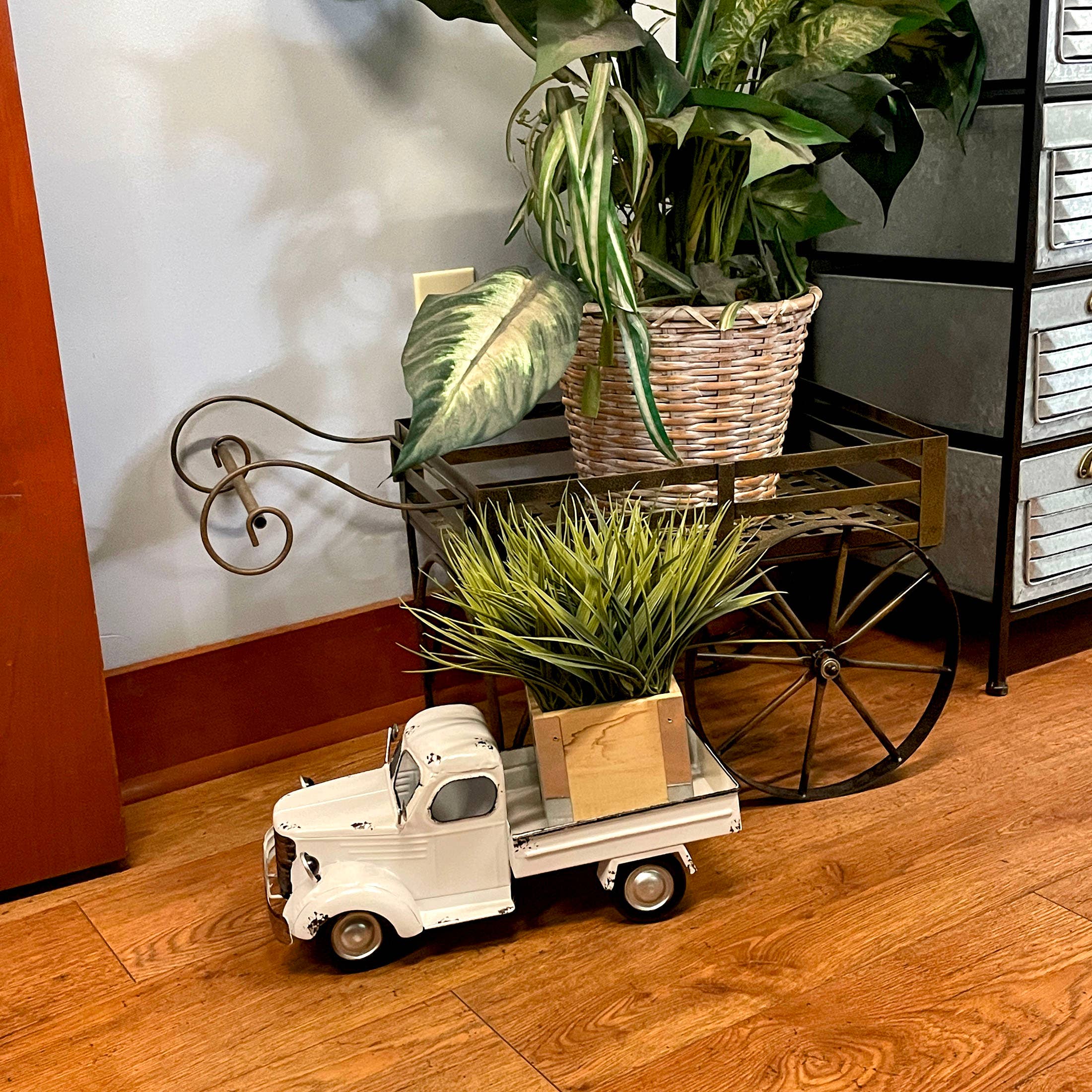 Zeckos - Vente Pot - Décoration de camionnette en métal blanc vieilli avec jardinière de 14 pouces5