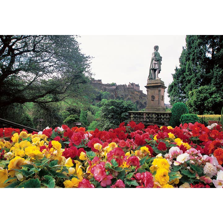 Medium postkort Statue af Allan Ramsey West Princes Street for engroshandel hos Island Blue Publishing