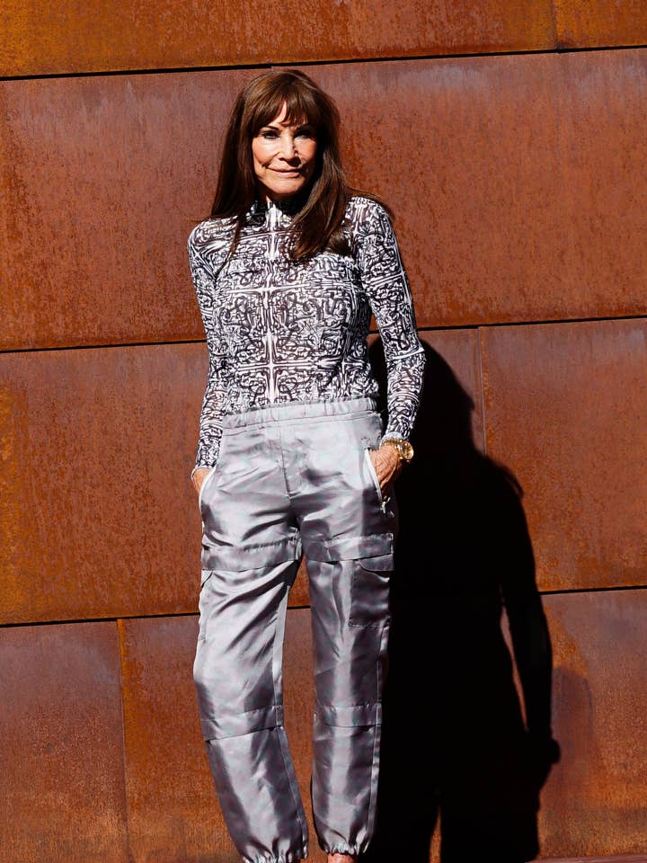 Chemise basique pour femme pour la vente par Fera Poppies