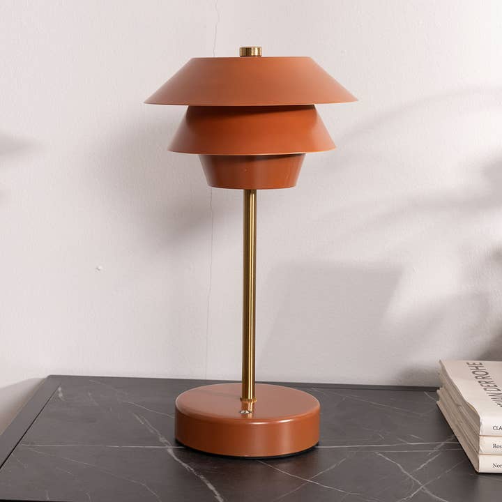 Lampe portable Poul Corail et or, 31*17 cm. pour la vente par Gdeco