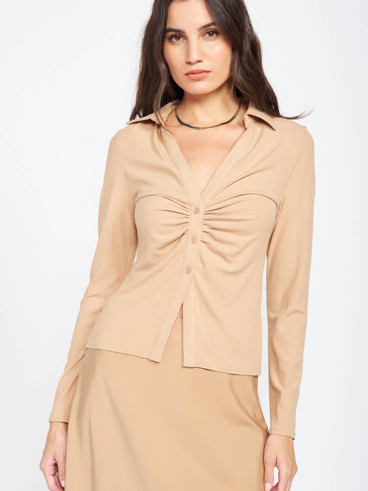 HAUT À BOUTONS EN TRICOT FRONCÉ pour la vente par Emory Park