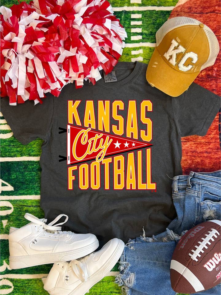 T-shirt graphique KC Bunt Flag (KCFB1074-DTF-TEE) pour la vente par Hustle+Heart