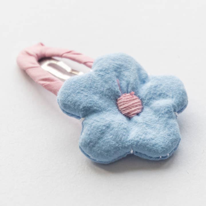 Haarklammer mit Blumenmuster aus Stoff mit Schnappverschluss | Blau für den Großhandel von Tangle Shiny Stars