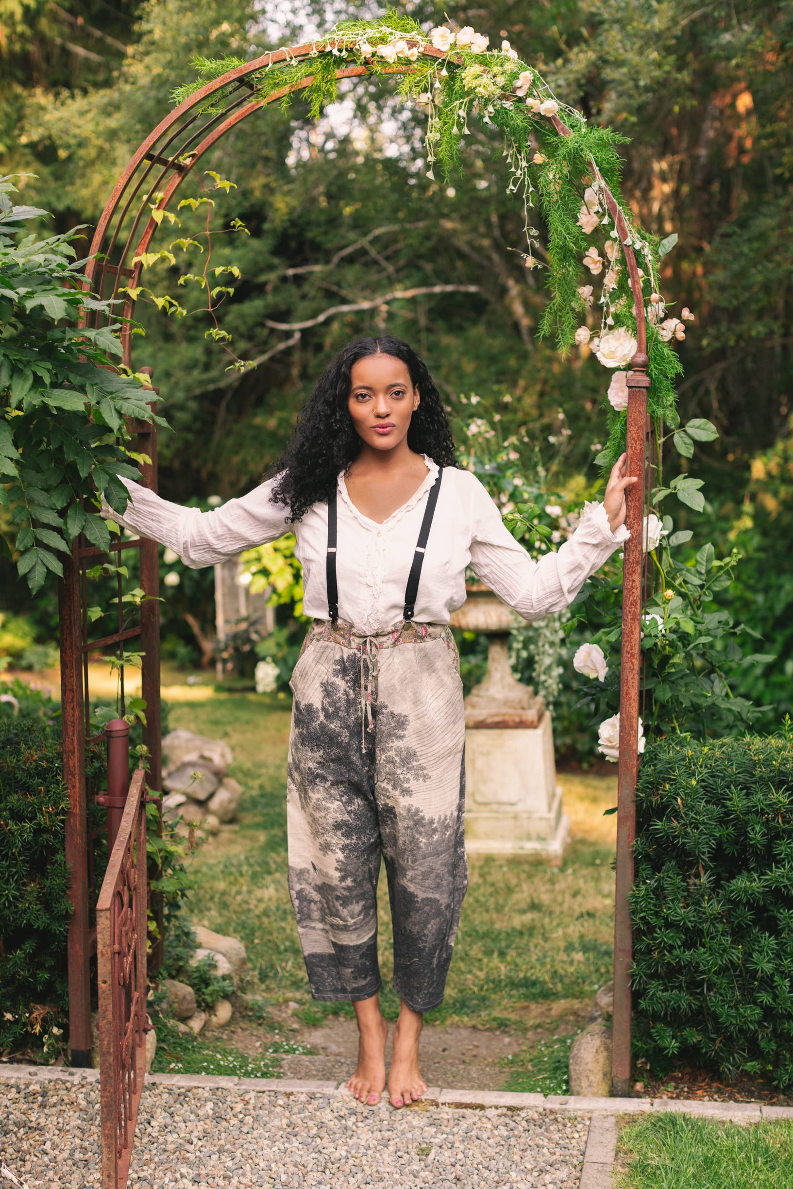 Market of Stars (USA) – Calças - Mulher por atacado – Calça cropped artística Still I Rise em linho com estampa de mulher e nascer do sol8