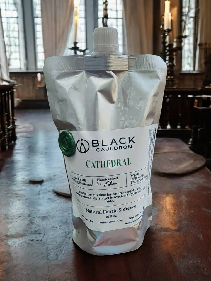 Adoucissant pour tissus Cathedral Frankincense & Myrrh | Lessive fraîche et douce 16 oz pour la vente par Black Cauldron Soap Co.