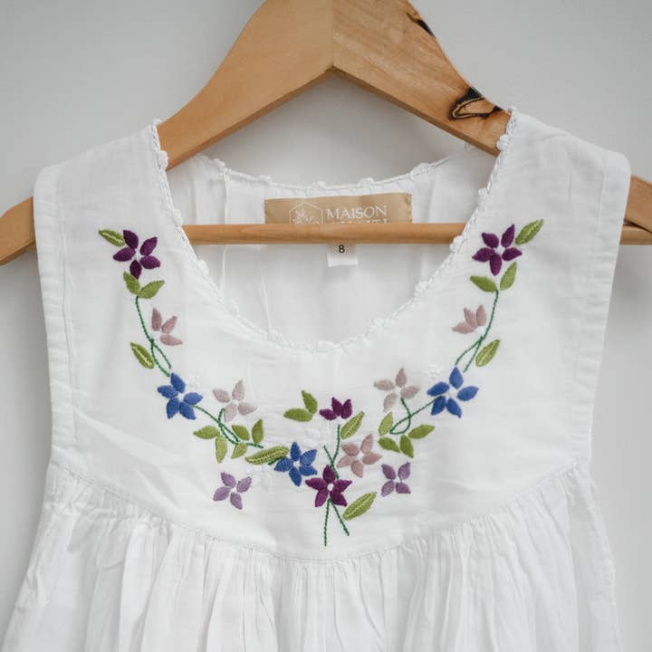 Robe en coton pour petite fille - Broderie florale violette pour la vente par Maison d' Haiti