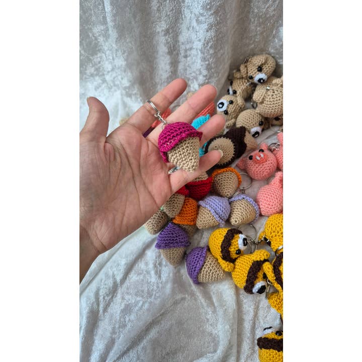 despinacrafting – wholesale Nyckelringar - Dam – Virkade nyckelringar, Nalle Puh, Honungskruka, julgran