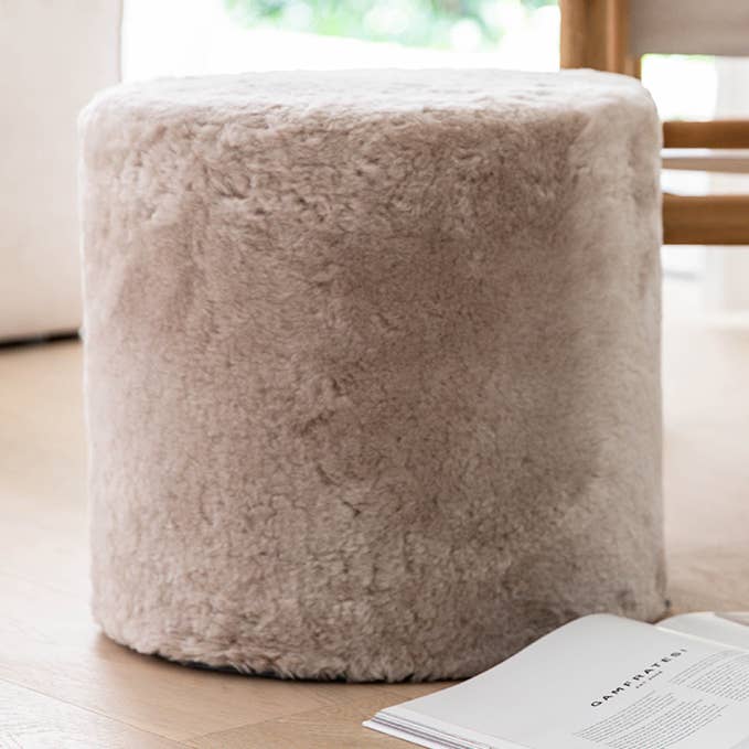 Tabouret en peau de mouton tondue pour la vente par Fibre by Auskin USA