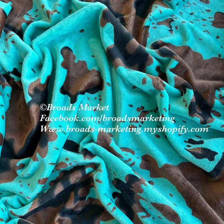 Broads Market - Wholesale Bedding Blanket - Twin Turquoise Cow Super Plush Blanket
