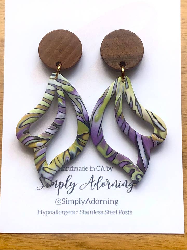 Bunte Sommer-Ohrringe mit Schmetterlingsflügeln aus Polymer Clay für den Großhandel von Simply Adorning