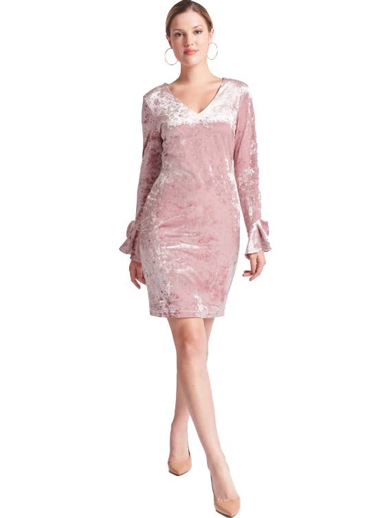 Stieg Kara Dress: Langärmliges Kleid aus Crushed Velvet mit V-Ausschnitt - rosa für den Großhandel auf Faire4