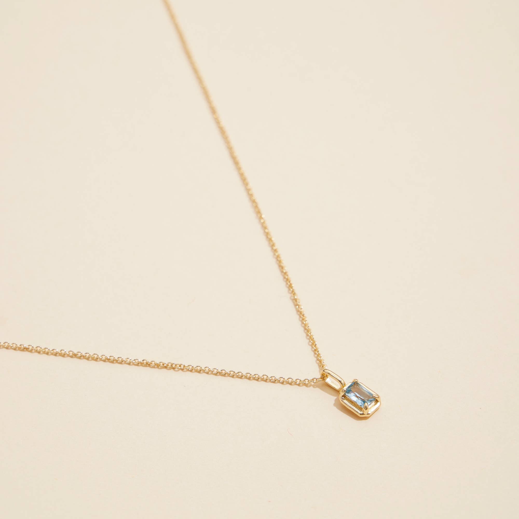 12 assortis Lot de 12 colliers courts avec pendentifs en verre de pierre de naissance assortis en vente sur Faire8