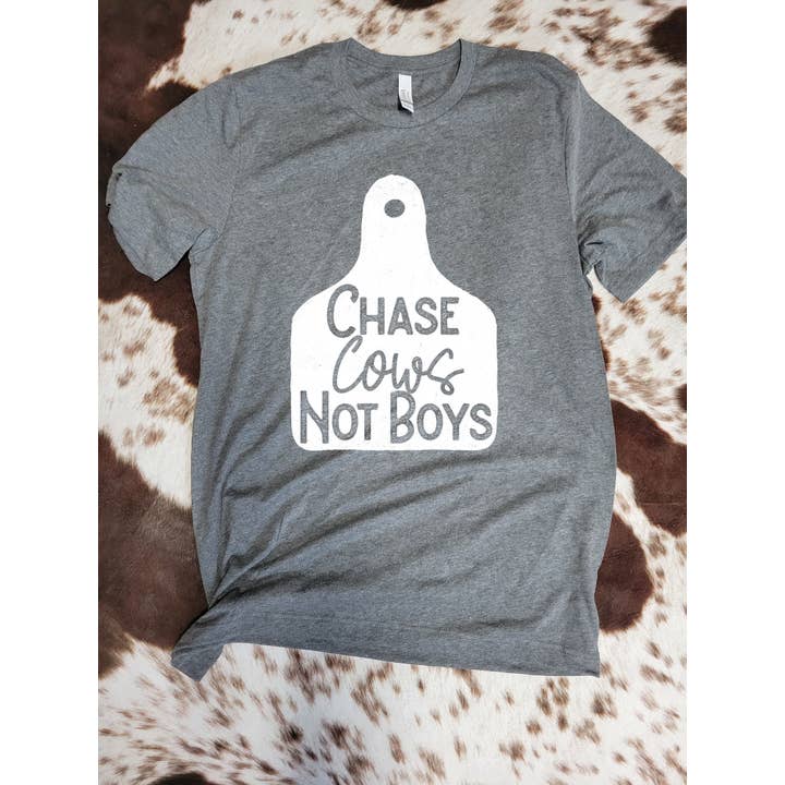 Camiseta Chase Cows Not Boys para adultos y jóvenes para venta al por mayor de The Farmer Took a Wife