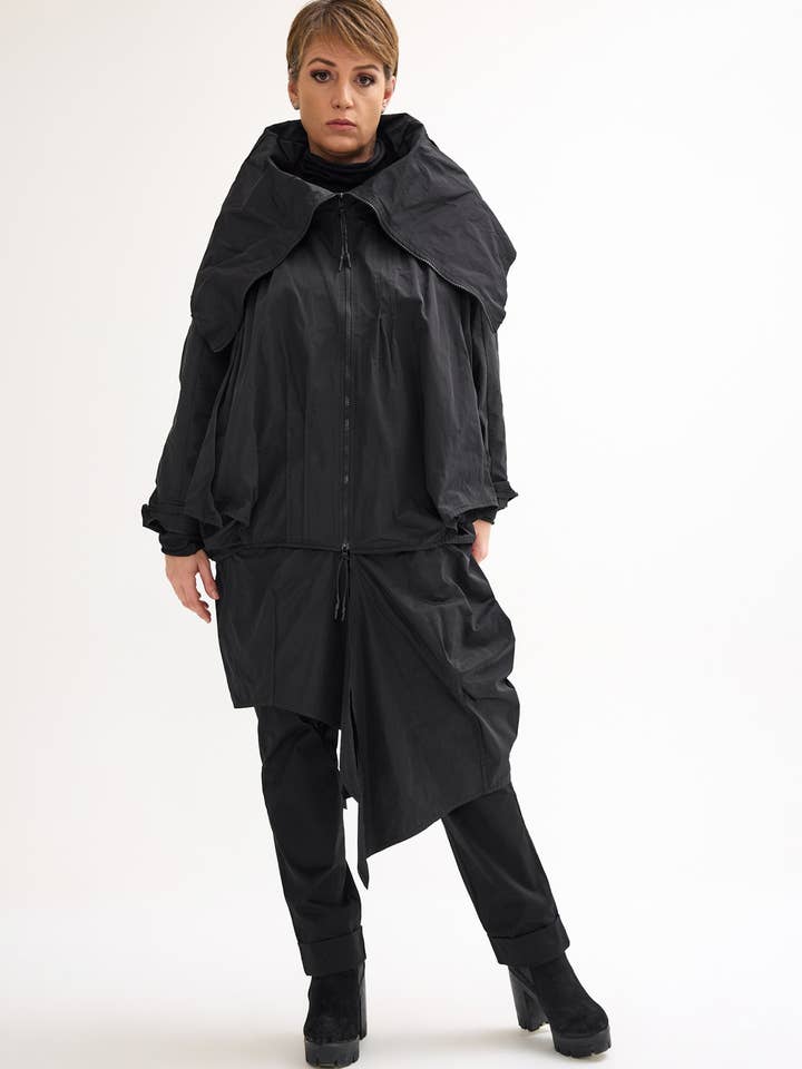 Veste Oversize Noire en Polyester 23583 pour la vente par Zilberman