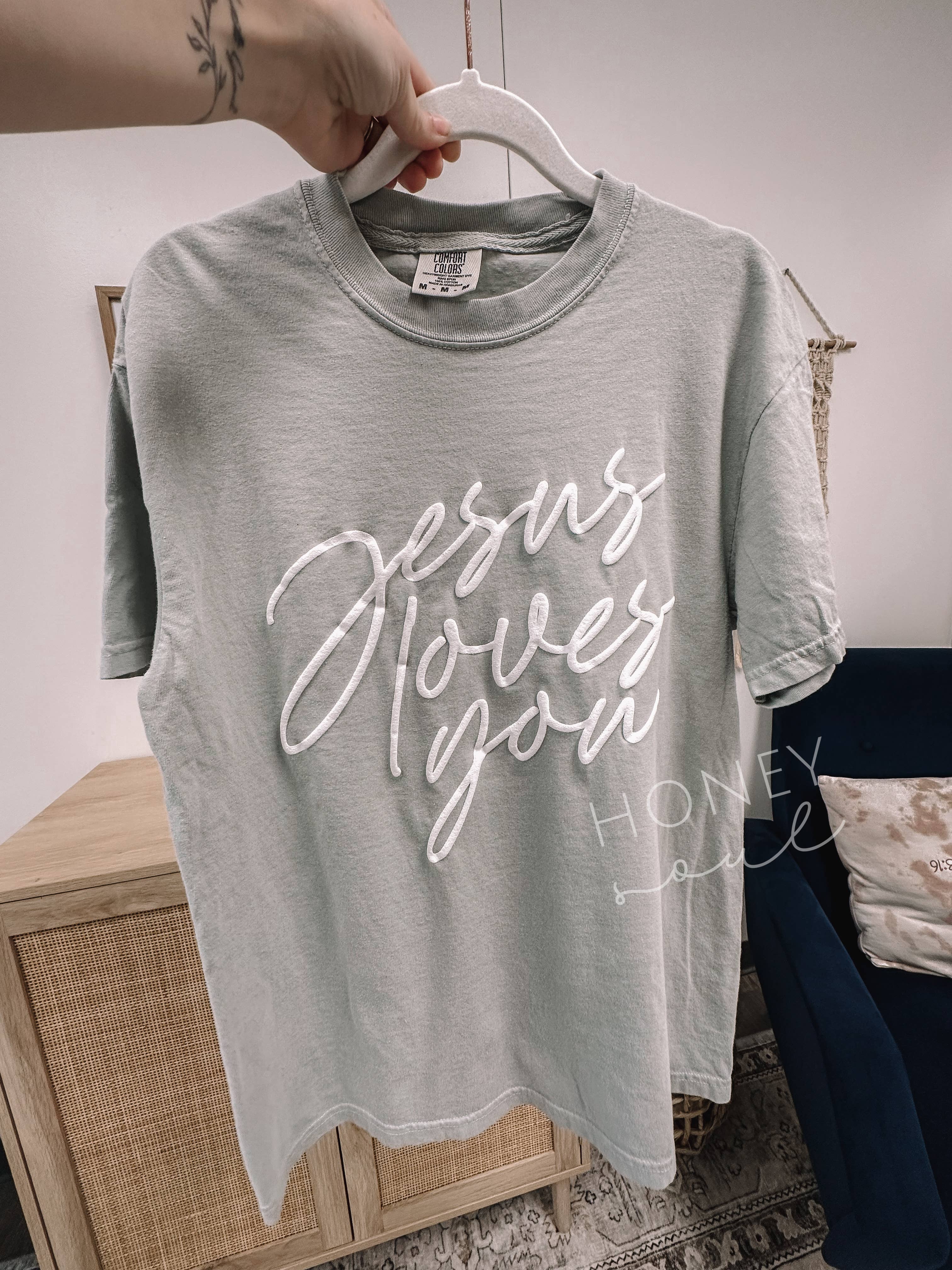 Honey Soul LLC – wholesale T-shirts med screentryck – Dam – Jesus Loves You Script T-shirt med pufftryck2