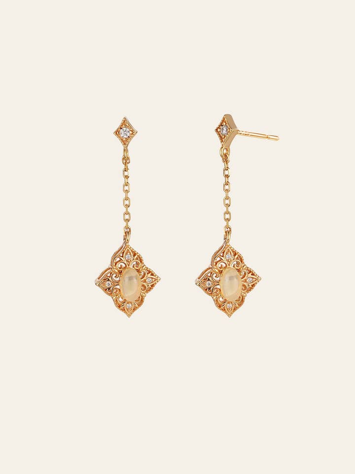 Boucles d'oreilles pendantes Aurielle Opal pour la vente par Camellia NYC