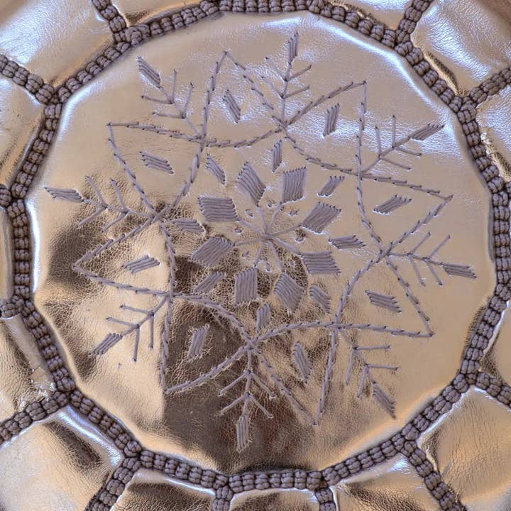 Néda – Großhandel Pouf – Marokkanischer Silberner Ottoman-Pouf aus veganem Leder5