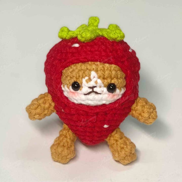 Chat aux fraises au crochet, porte-clés Amigurumi fait main pour la vente par TOMOPOD LLC