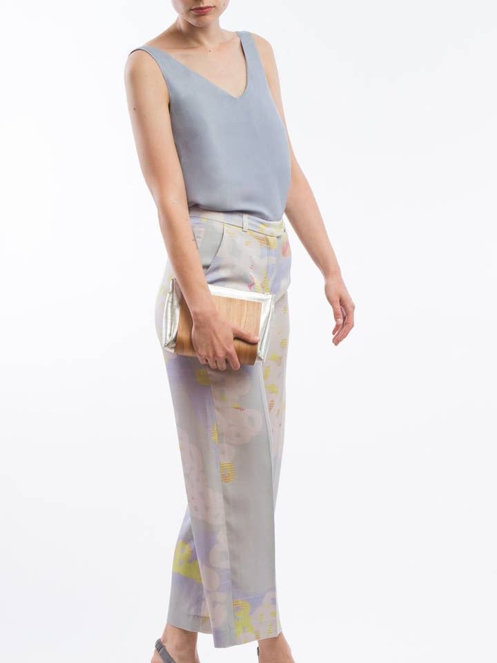 V-hals top lyseblå for engroshandel hos Clara Kaesdorf