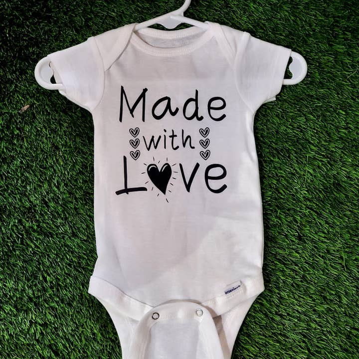 Mit Liebe gemachter Einteiler für den Großhandel von Driftwood Market Wholesale