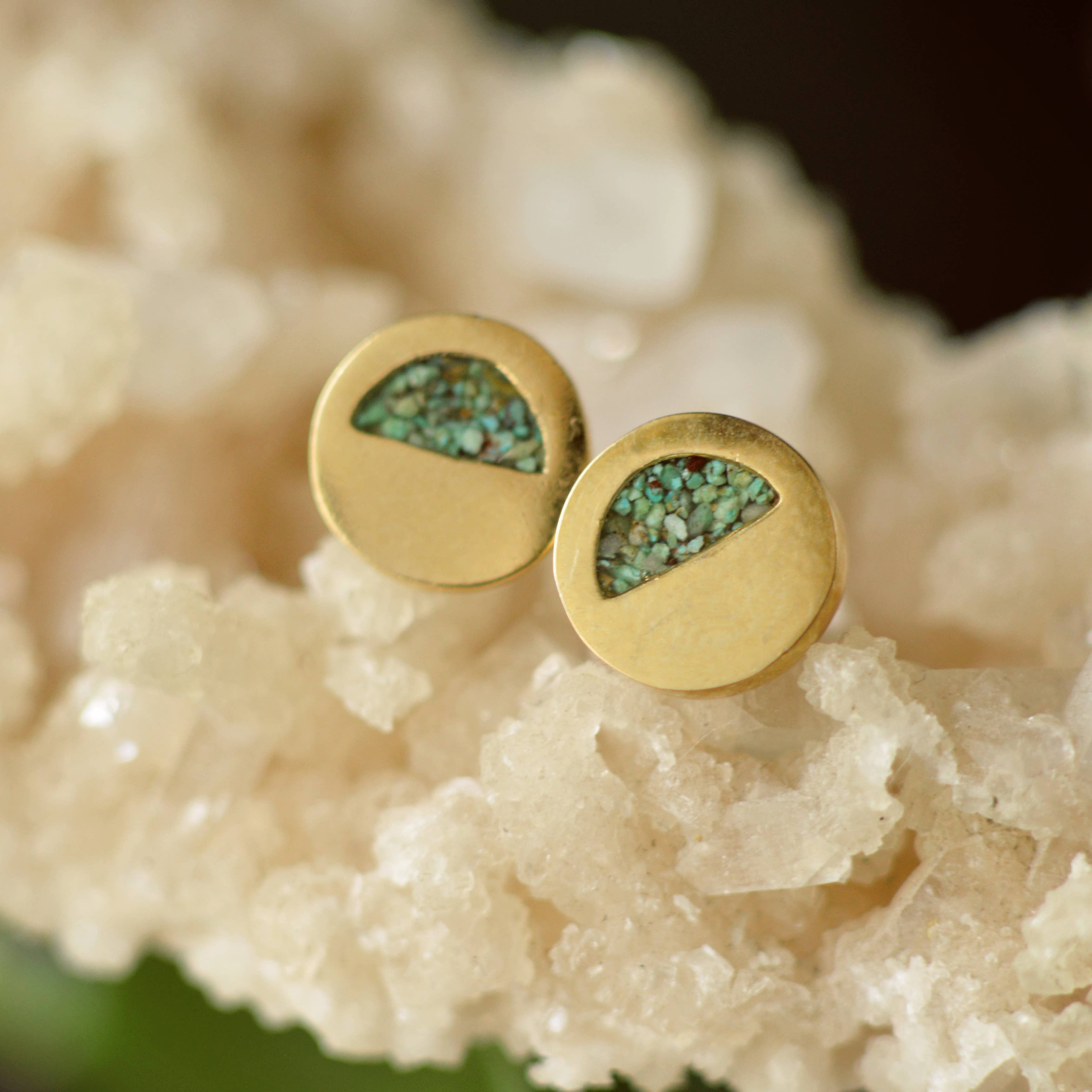 Cameoko - Vendita all'ingrosso Orecchini a bottone - Poster dorato con intarsio in pietra frantumata a mezza luna dal design vintage