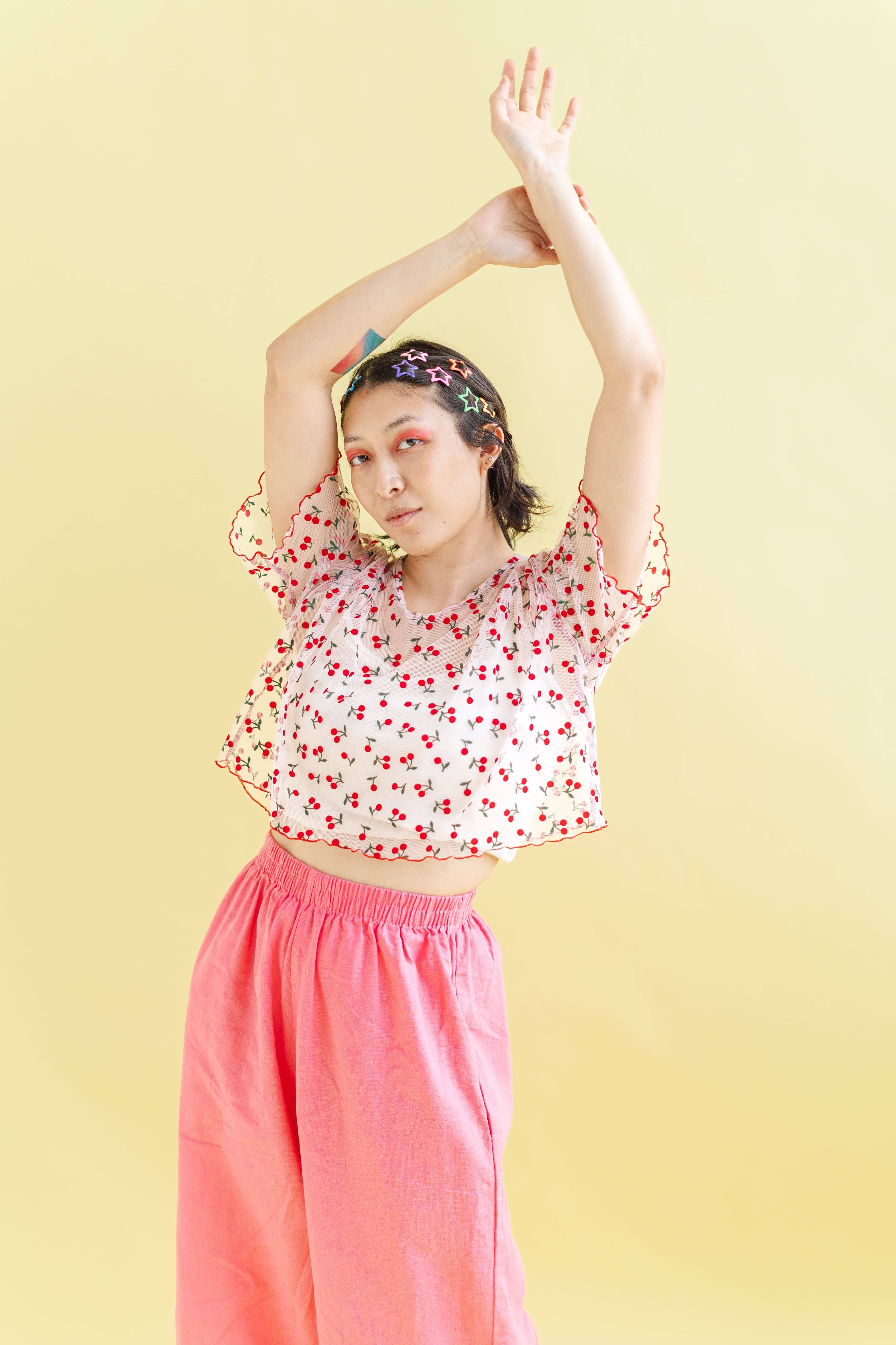 Nettle Studios – Blusa - Mulher por atacado – Blusa de Camadas em Malha de Cereja para Mulher Tamanho Grande Inclusivo15