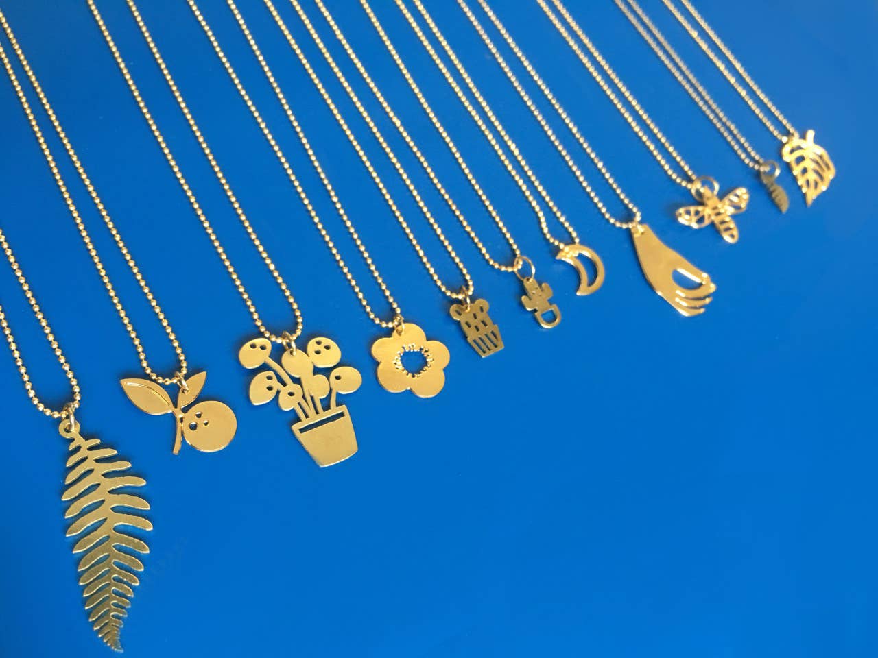 All Things We Like – Engroshandel Halskæde med vedhæng – Bee gyldne halskæde1