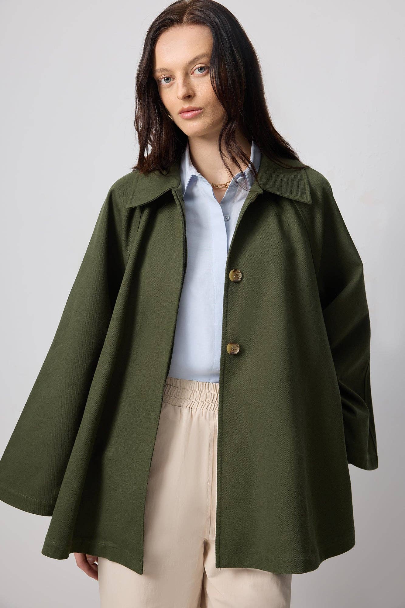 Haki Kurzer Trenchcoat aus Baumwollgabardine – Ausgestelltes Ärmel-Detail für den Großhandel auf Faire1