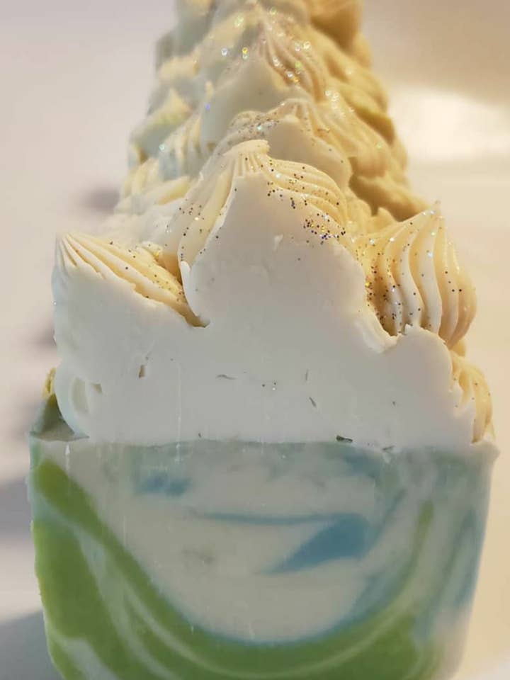 Savon à l'aloe vera et au concombre. pour la vente par Lala's Soaps