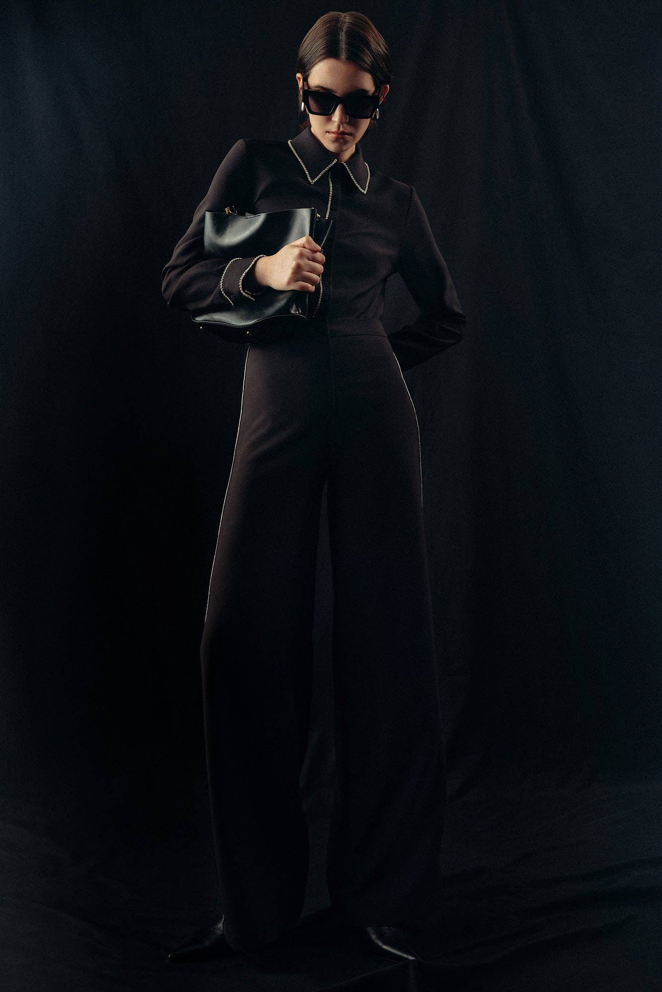 Svart Svarta vida byxor i crepe med vit sida rand för wholesale på Faire0