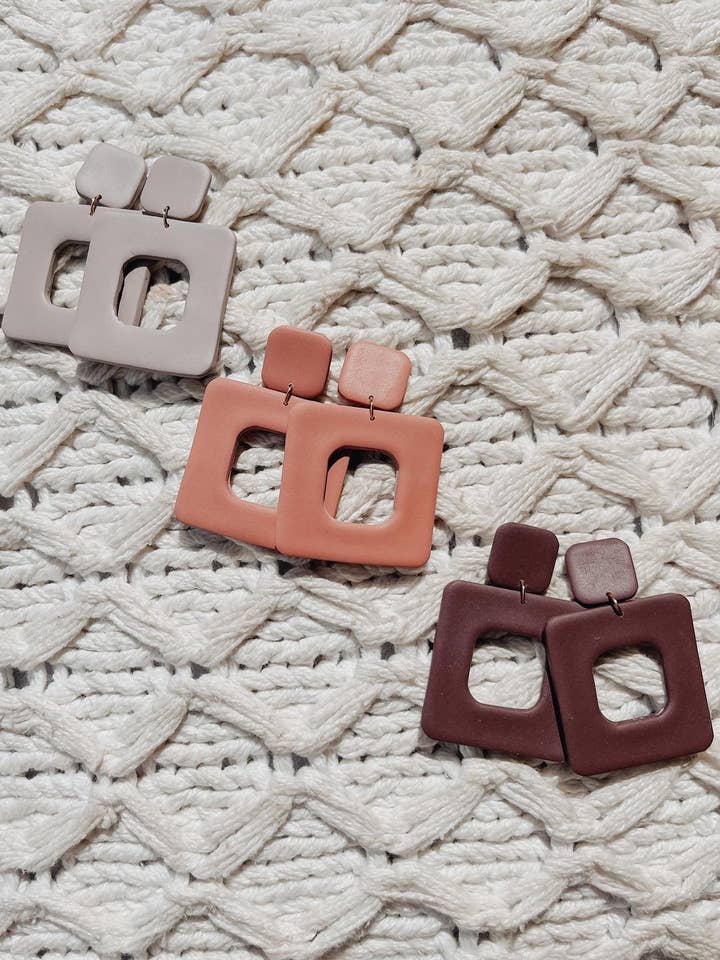 Les boucles d'oreilles en argile polymère aux tons neutres café pour la vente par Body & Boho