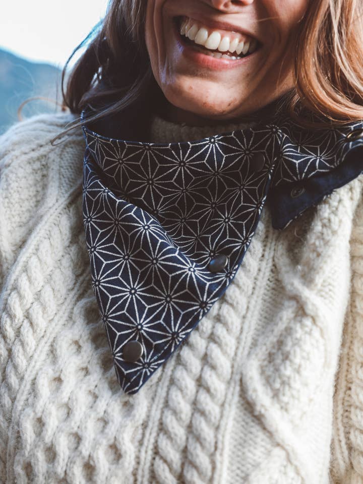 Wayfarer Cowl Neck Snap Schal - Japanisches Geometrisches Muster für den Großhandel von Grace Design