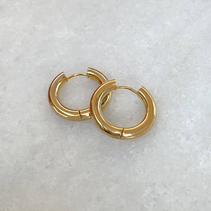 MAI DESIREE – wholesale Hoop-örhängen – FELICE GULD CHUNKY SMÅ HOOP-ÖRHÄNGEN4