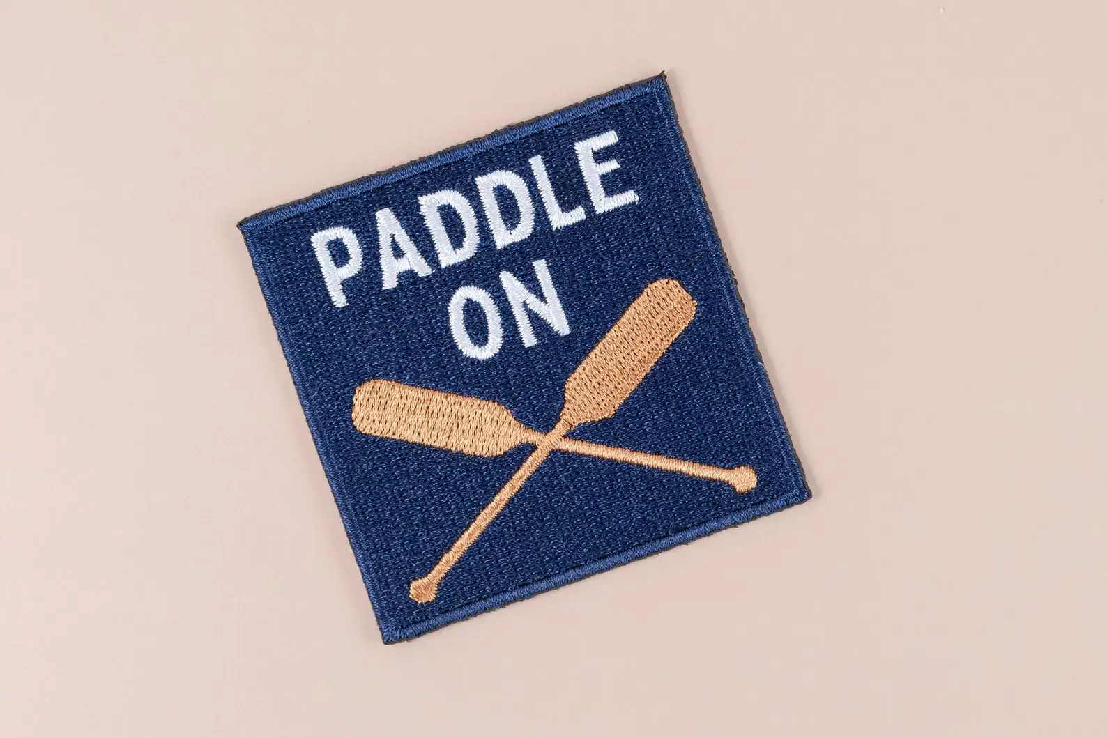 Field Trip Threads - Venta al por mayor Parches - Parche bordado para planchar "Paddle On" Lago Canoa Bolsa de Exterior4