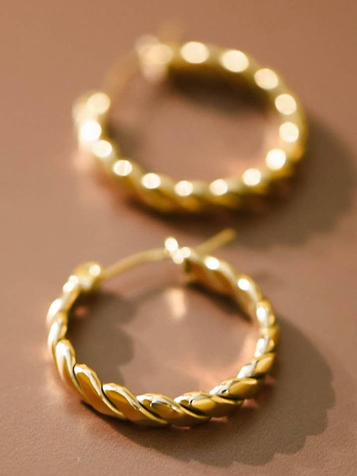 18K guldpläterade vattentäta örhängen i rostfritt stål - 6881 för wholesale av Mia Accessories