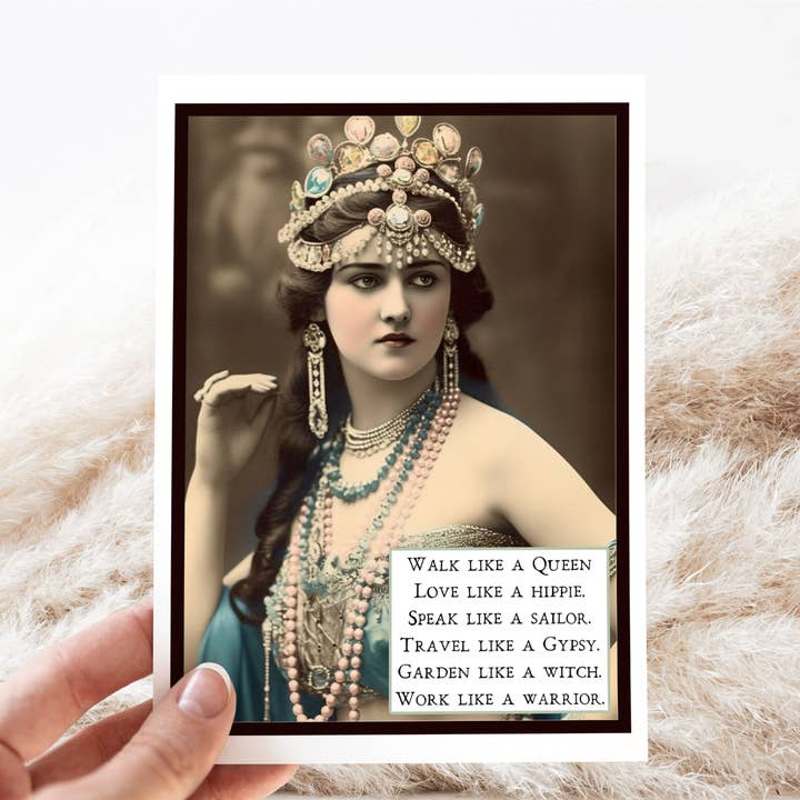 Raven's Rest Studio - Vendita all'ingrosso Biglietti di auguri generici - Carta. Cammina come una regina. Ama come un hippie...2