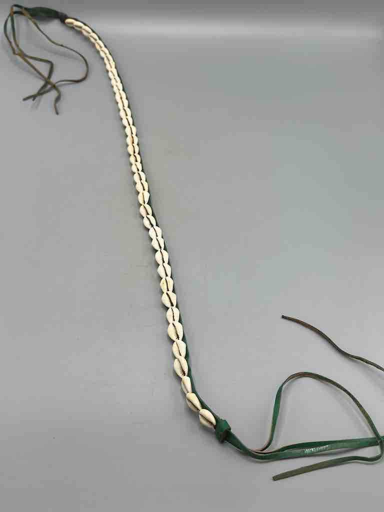 The Niger Bend – Großhandel Gürtel – Damen – Schmaler afrikanischer Krawattenverschluss aus echtem Kaurimuschelleder34