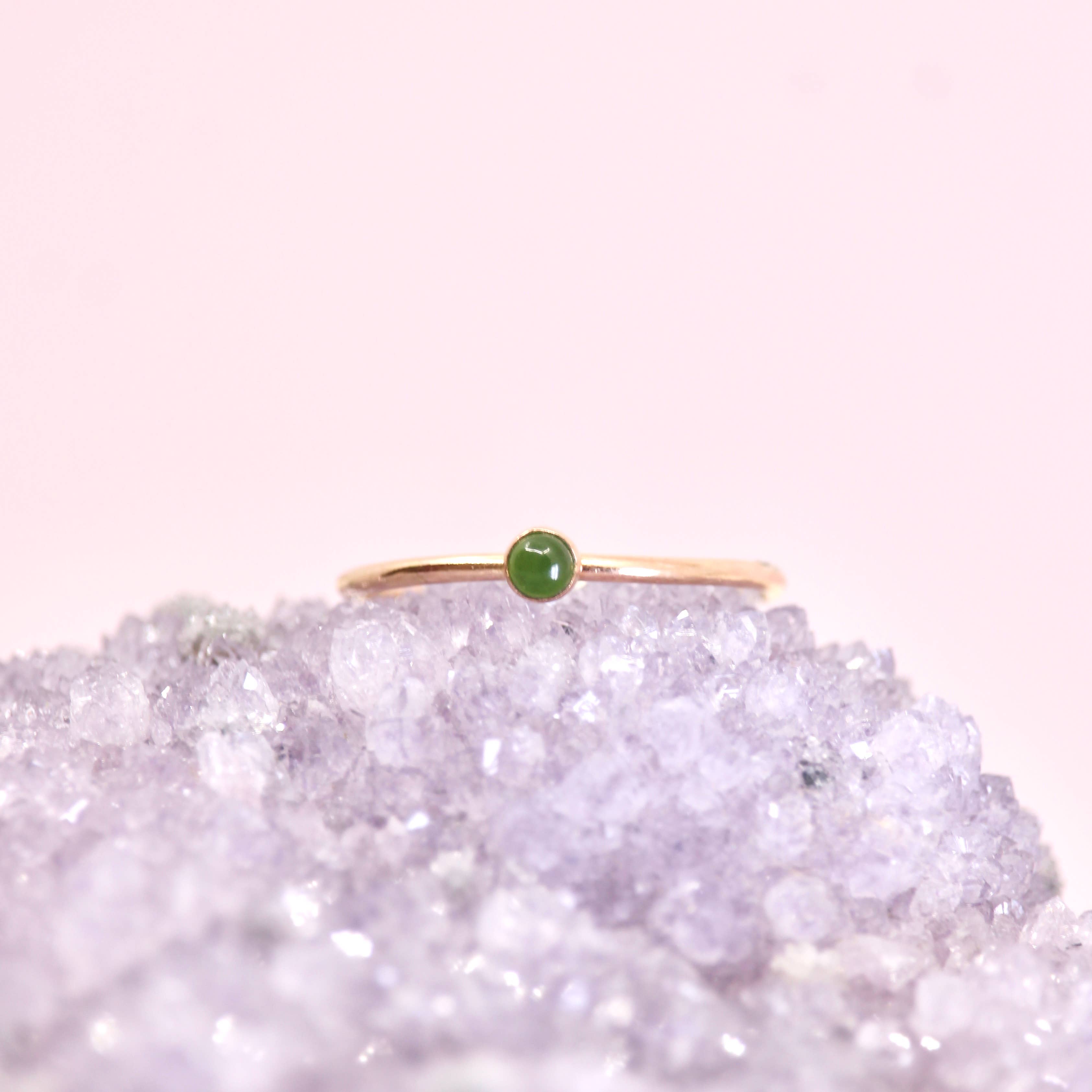 Mineral and Matter - Wholesale Ring met een steen/solitaire ring - Kleine Nephriet Jade Ring Steen Band Groene Jade Ring1