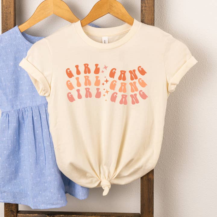 Girl Gang Wavy | Niña | Cuello redondo de manga corta para niña para venta al por mayor de The Juniper Shop Wholesale