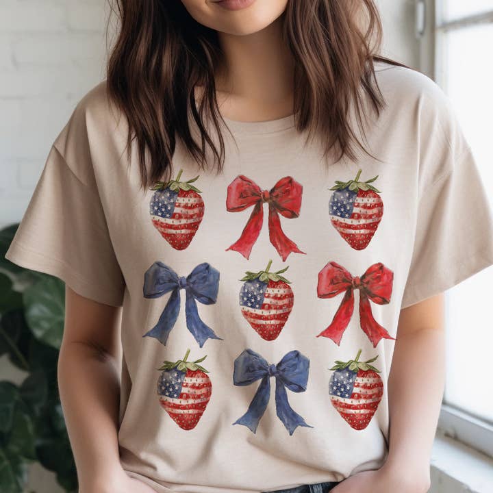 USA Jordbær Coquette Collage Flag Jordbær Grafisk T-shirt for engroshandel hos Par.tees by Party On!