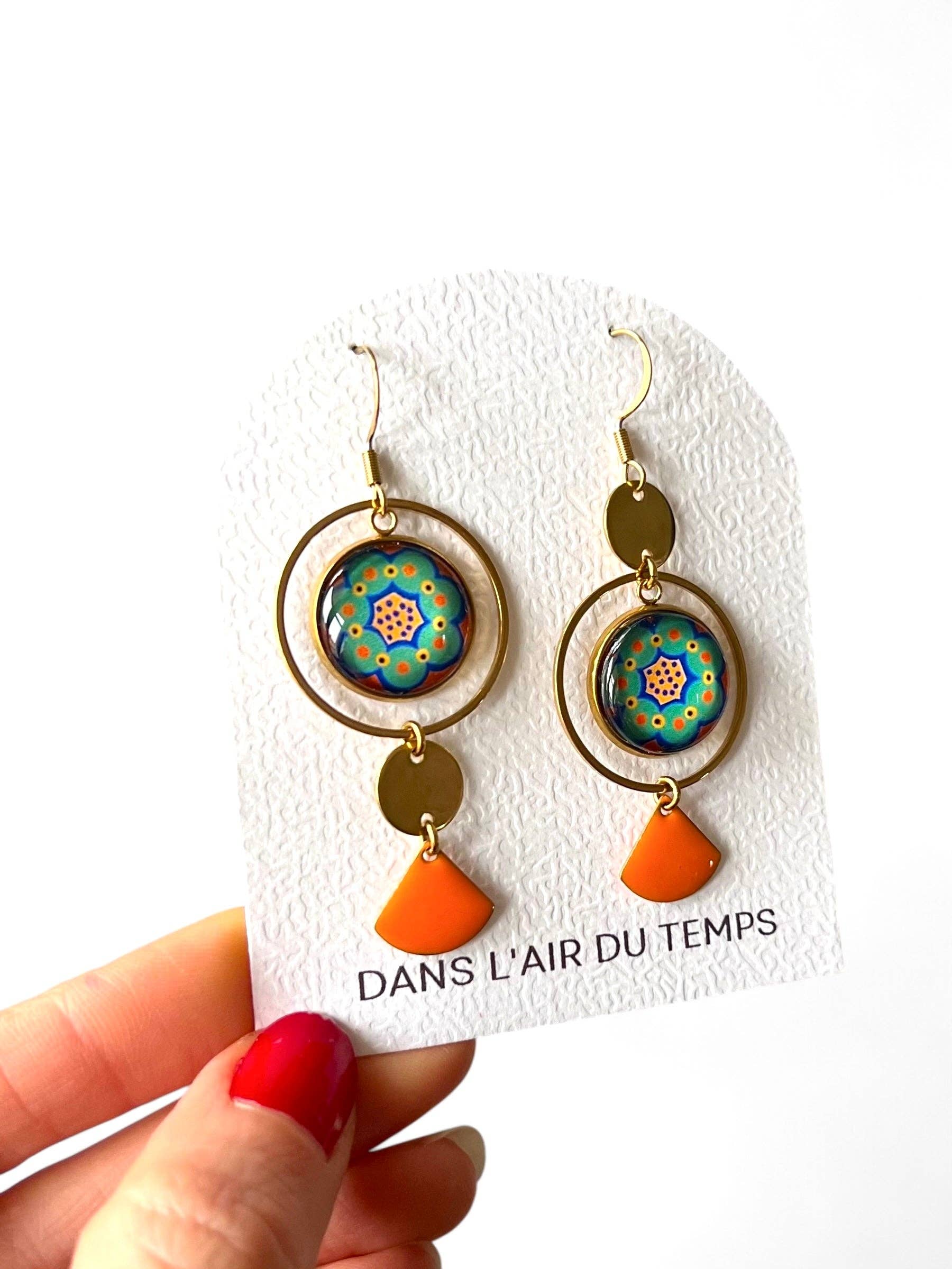 Dans l'Air du Temps Bijoux - Wholesale Dangle Earrings - Asymmetrical green and orange flower earrings with gold or silver finish3